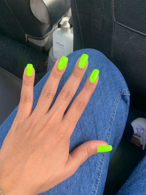 Short Square Acrylic Nails Neon Green, Neon Acrilyc Nails, Lime Neon Nails, Fun Sns Nails, Neon Nails Plain, Neon Nails Solid Color, Neon Nails Dip, Lime Green Dip Nails, Neon Solid Nails