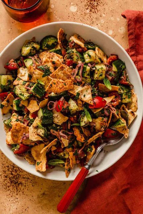 A simple & herby version of the classic Lebanese vegetable and pita salad known as fattoush salad. Made with pita chips, fresh herbs & sumac. Dinner Vision Board, Pita Salad, Florida Thanksgiving, Gym Recipes, Fattoush Salad Recipe, Creamiest Mashed Potatoes, Recipe Lebanese, Southern Coleslaw, Korean Cucumber Salad