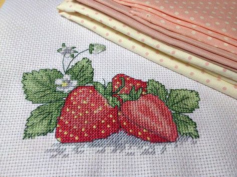 Strawberry Cross Stitch Pattern – Cross-Stitch Strawberry Cross Stitch, Free Cross Stitch Designs, Burp Rags, Mori Kei, Aprons Patterns, An Apron, Cross Stitch Patterns Free, Stitch Art, Diy Crochet Projects