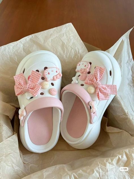 Pink Aesthetic Shoes, Shoes Kawaii, Crocs Aesthetic, Crocs Pink, Crocs Fashion, Pink Crocs, Hello Kitty Shoes, Crocs Jibbitz, Dr Shoes