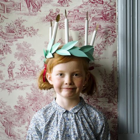 How to  make a paper Santa Lucia Crown . These DIY paper crowns add whimsical cheer to your family holiday celebration St Lucia Crown, Wedding Souvenirs Diy, Grandma Crafts, Diy Christmas Presents, Crown For Kids, Paper Crown, Crafting Inspiration, Diy Crown, Trendy Diy