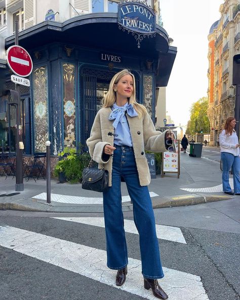 Memory of a day in Bordeaux 🩵 | Instagram Outfits With Dark Blue Jeans, Jeans Boots Outfit, Baggy Jeans For Women, Womens Flare Jeans, Blue Jean Outfits, Fluffy Jacket, Jean Straight, Dark Blue Jeans, Cozy Chic