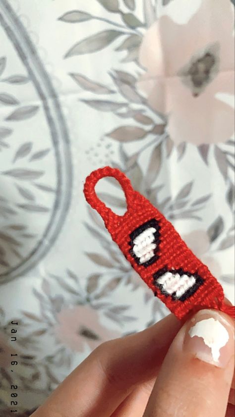 Bookmark Ideas, String Bracelet, Bracelet Patterns, Minion, Embroidered Friendship Bracelet, Friendship Bracelets, Gifts For Friends, Macrame, Spiderman