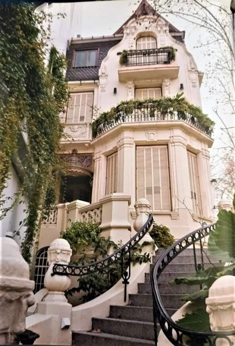 Meditterean House Exterior, Apartment Exterior, Architecture Styles, Interior Livingroom, Victorian Townhouse, Architectural Ideas, Model House Plan, Casa Vintage, French Architecture