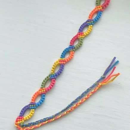 6 Color Friendship Bracelet Patterns, Pretty Friendship Bracelet Patterns, Embroidery String Bracelet Patterns, Small Friendship Bracelets, Triangle Friendship Bracelet, Chain Bracelet Pattern, Beginner Friendship Bracelets, Normal Bracelet Patterns, Friendship Bracelets Flower