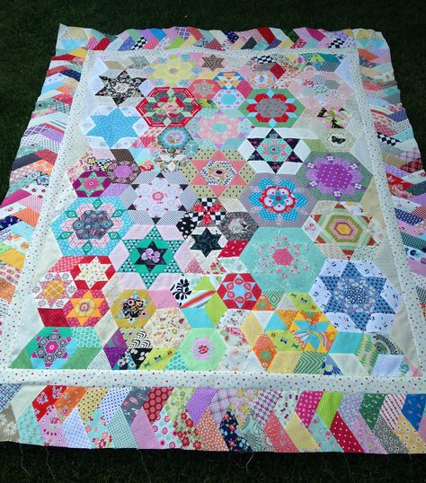 All sizes | Smitten Quilt Top Completed | Flickr - Photo Sharing! Smitten Quilt, Quilting Borders, Quilt Hexagon, Binding Ideas, Millefiori Quilts, Quilt Backs, Jen Kingwell, Sweet Sunday, Quilt Borders