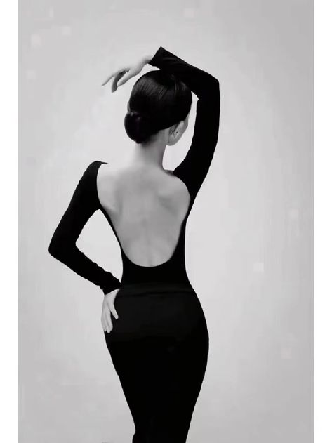 Woman Looking Behind Shoulder, Looking From The Back Pose, Back Showing Poses, Backview Body Reference Female, Bare Back Reference, Model Back Pose, Back Profile Drawing Reference, Slouched Pose Reference Standing, Girls Arching Back