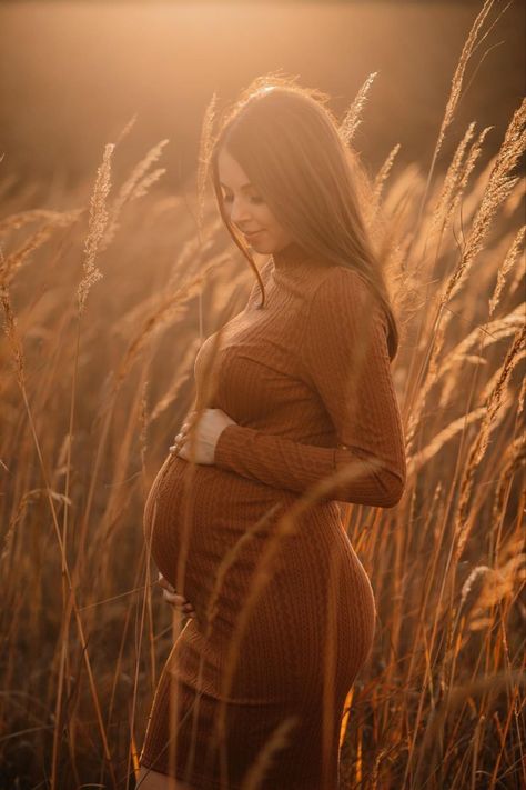 Maternity Photo Shoot Ideas Feild, Maternity Shoot November, Fall Farm Maternity Pictures, Rustic Fall Maternity Photos, Fall Maternity Photos Ideas, Maternity Pictures In March, Unique Fall Maternity Pictures, Fall Maternity Photos Mom Only, Maternity Pic Outfits