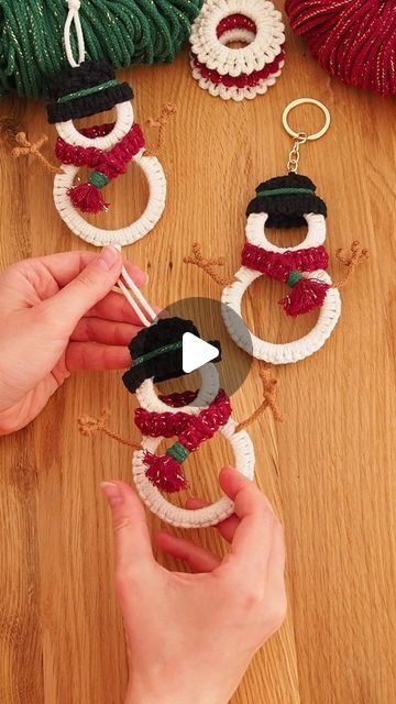 Macrame Snowman Ornament, Snowman Macrame, Macrame Snowman, Macrame Santa, Macrame Christmas Ornaments, Christmas Glitter Ornaments, Clothespin Crafts Christmas, Macrame Designs, Clothespin Crafts