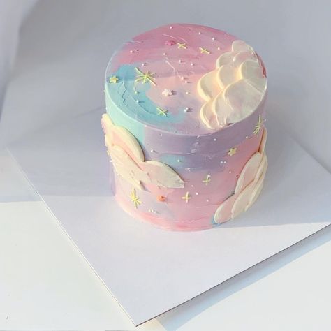 https://www.instagram.com/p/Cv65MUNMOO6/?igshid=MzRlODBiNWFlZA== Cloud Nine Cake Ideas, Pastel Aesthetic Birthday, 11 Year Birthday Cake, Unique Unicorn Cake Design, Double Cake Design, Clouds Birthday Cake, Pink And Blue Birthday Cake, Cute Simple Cakes, Dreamcatcher Cake