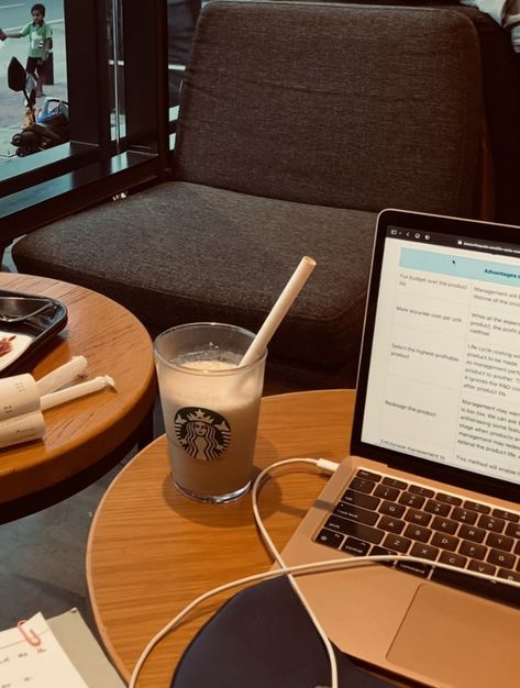 Study In Starbucks Aesthetic, Starbucks Worker Aesthetic, Starbucks Study Aesthetic, Aesthetic Gadgets, Starbucks Aesthetic, New York Coffee, Academic Aesthetic, Girl Desk, Study Korean