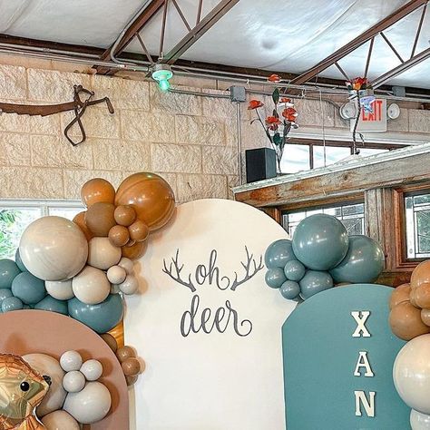 Houston Party Stylist on Instagram: "Oh deer 🦌 Xander is on the way! 🤎 . Now available for August 📆 send an email or DM to book your next event with me 💕 . #ohdeerbabyshower #babyshowerballoons #babyboybabyshower#birthdayballoons #balloongarlands #balloongarlandturorial #balloontips #balloonideas #houstonballoonartist #houstonballoons #birthdayballoons #houstontx" Oh Deer A Little Buck Is Almost Here, A Little Hunter Is On The Way, Oh Deer Baby Shower Boy, Deer Baby Shower Boy, Hunting Baby Shower Theme, Deer Party, Deer Baby Showers, Deer Baby, Baby Shower Decorations For Boys