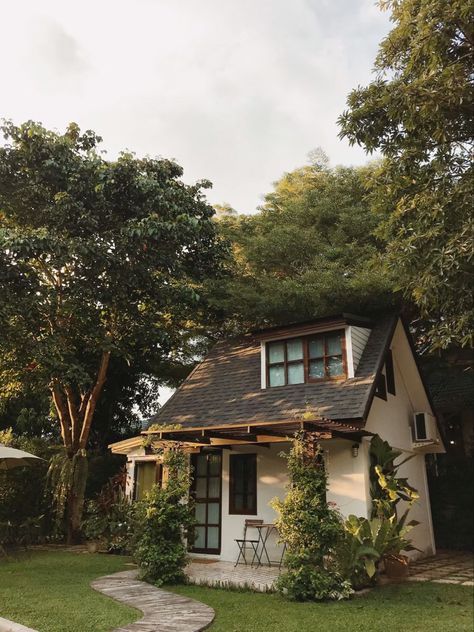 Small House Big Yard Aesthetic, Tiny Cabins Interiors Rustic, Small House Aesthetic, European Cabin, Adobe Cottage, Dream Cottage, Cute House, Dream House Exterior, Pretty House