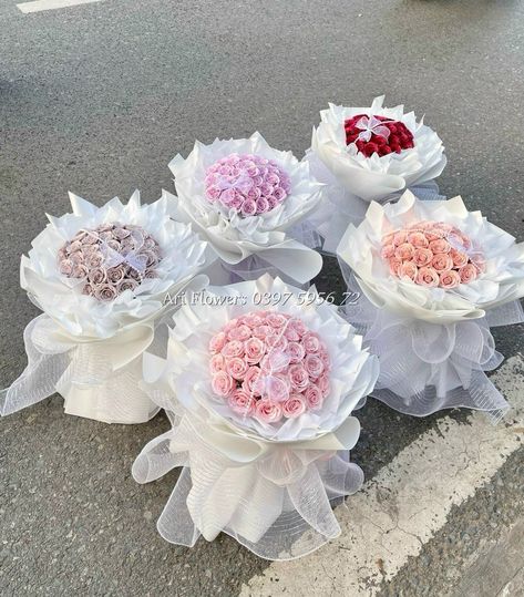 Round Rose Bouquet, Paper Rose Craft, Rose Craft, Wrap Flowers, Round Bouquet, Rose Crafts, Crochet Bouquet, How To Wrap Flowers, Paper Rose