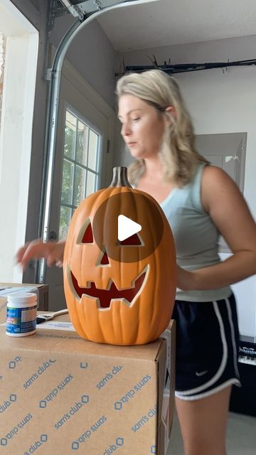 How To Spray Paint Plastic Pumpkins, Baking Soda Painted Pumpkins, Baking Soda Pumpkin Painting, Terracotta Jack O Lantern, Spray Paint Pumpkin Ideas, Painted Jack O Lantern Ideas, Pumpkin Lanterns Diy, Painted Plastic Pumpkins, Plastic Pumpkins Makeover