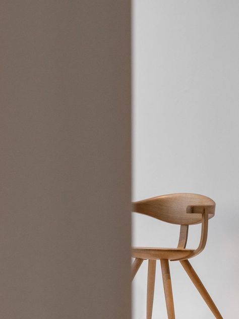 Japan House, Minimal Photography, Minimalist Life, Minimalist Photography, Minimalist Architecture, Brown Aesthetic, Wooden Chair, White Aesthetic, Minimalist Home