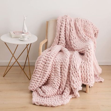 Blush Room Accessories, Pink Knit Throw Blanket, Pink Fluffy Throw Blanket, Pink Blankets Aesthetic, Blush Pink Throw Blanket, Cute Throw Blankets For Teens, Chunky Knit Throw On Bed, Weighted Knit Blanket, Blush Throw Blanket