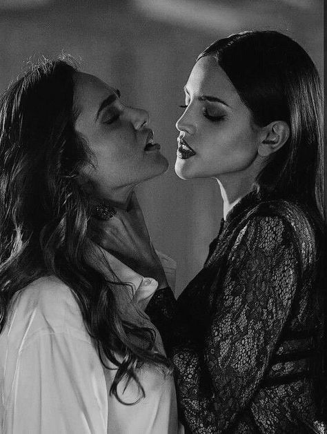 Cover Couple, Female Vampire, Woman Loving Woman, Gay Aesthetic, Girlfriend Goals, Lgbt Love, Cute Couple Poses, Badass Women, Pose Reference Photo