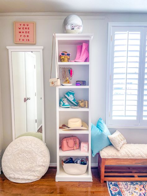 Preppy Bookshelf Decor, Shelves In Bedroom Wood Oreppy, Preppy Floating Shelves, Shelf Decor Preppy, Preppy Shelves Decor, Preppy Shelves, Preppy Bookshelf, Preppy Room Bookshelf, Preppy Shelf