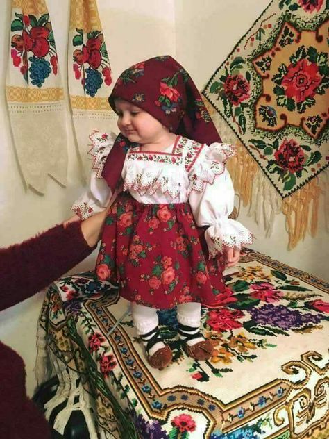 FETIȚA IN COSTUM POPULAR ROMÂNESC Serbian Clothing, Romanian Clothing, Visit Romania, Made Me Smile, Bless The Child, Modern Costumes, Crochet Stitches Guide, Kids Around The World, Bitty Baby