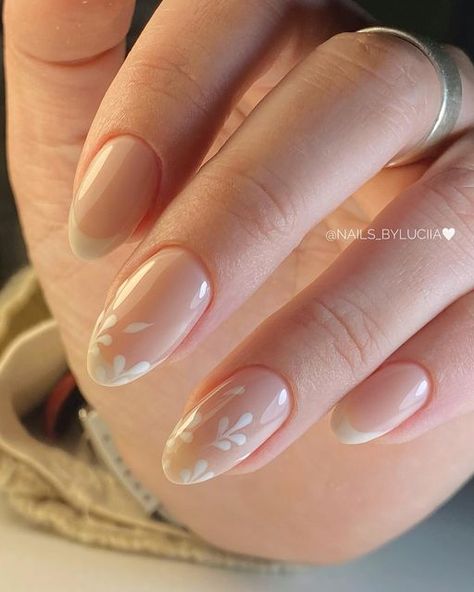 Lucía Caballero on Instagram Nail Art Design For Wedding, Nail Inspo Wedding Guest, Simple Nails For Wedding, Simple Nails With Design, French Nails Ideas Art Designs, White Square Nails Design, Simple White Nail Ideas, French Manicure With Design, Wedding Guest Nails Ideas