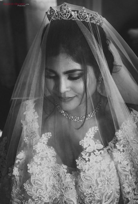 Christian Wedding Photoshoot Ideas, Goan Weddings, Bridal Outfit Indian, Indian Wedding Photoshoot, Christian Wedding Photography, Outfit Indian Wedding, Bridal Wear Indian, Individual Photoshoot, Poses Pictures