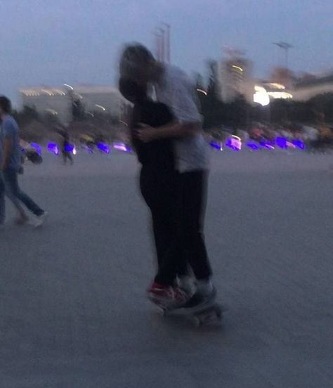 Dark Skateboard Aesthetic, Skater Bf Aesthetic, Skateboard Couple Aesthetic, Perfect Couple Aesthetic, Skater Couple Aesthetic, Skate Couple, Skateboarding Couples, Skateboard Couple, Skater Boyfriend