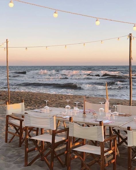 VOGUE VIEW MAGAZINE pe Instagram: „@alicedetogni 👌🏼” Ibiza Sunset, The Beach People, Beach Dinner, Table Set Up, Gorgeous Sunset, Seaside Towns, Summer Bucket, Summer Dream, European Summer