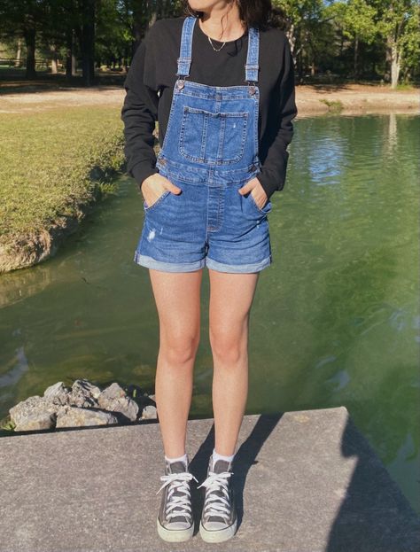 Blue Short Overalls Outfit, Overall Shorts And Sweater, Overalls With Black Shirt, Overall Shorts With Sweater, Baggy Shorts Overalls Outfit, Overall Black Outfits, Cute Outfits With Overalls Shorts, Jean Shorts Overalls Outfit, Overalls With Converse