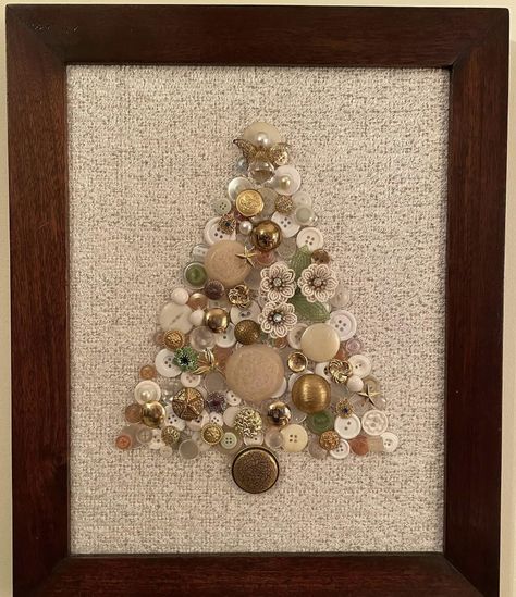 Framed Button Christmas Tree, Framed Crafts Ideas, Pictures Made From Buttons, Pictures Made With Buttons, Button Xmas Trees, Button Crafts For Christmas, Button Frames Ideas, Button Christmas Crafts, Christmas Button Art