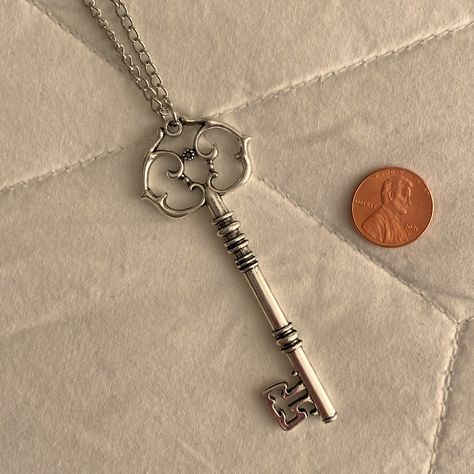 Silver Tone 4” Ornate Skeleton Key Pendant With Silver Tone Chain Necklace. Silver Key Necklace, Key Necklace Vintage, Stella And Dot Necklace, Skeleton Key Necklace, Gray Necklace, Diamond Heart Pendant Necklace, Flower Statement Necklace, Key Pendant Necklace, Unicorn Necklace