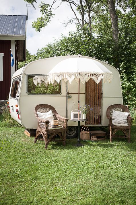 Shabby Chic Caravan, Shabby Chic Campers, Vintage Trailers Restoration, Rv Van, Caravan Decor, Caravan Makeover, Vintage Camper Remodel, Camping Inspiration, Tiny Trailers