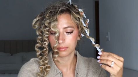 This is a guide to curling hair with straws. Learn how to curl hair with straws overnight with this heatless straw curls tutorial. Straw Heatless Curls, Curl Hair With Straws, Heatless Ringlet Curls, Twisting Hair For Curls Overnight, Straw Curls On Natural Hair, Straw Curls Tutorial, Curling Hair With Straws, Curl Hair Overnight, Straw Curls