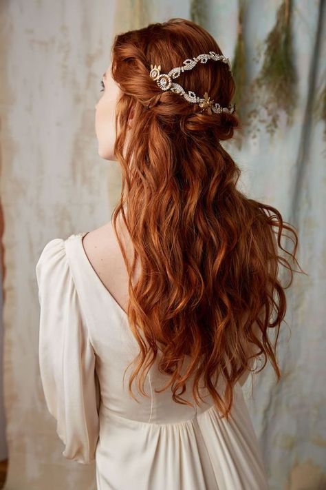 roux cuivré, robe de mariée en champagne avec manches longues, coiffure cheveux mi attachés en orange Uncomfortable Feelings, Old Fashioned Hairstyles, Medieval Hairstyles, Bridal Hair Inspiration, Gold Hair Accessories, Crown Braid, Gold Hair, Ginger Hair, 인물 사진