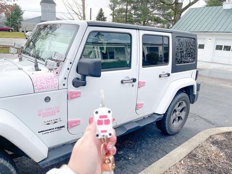 White Jeep Wrangler With Pink Accents, White Jeep Pink Accents, White Jeep With Pink Accents, Pink Jeep Wrangler, White Jeep Wrangler, Vintage Volkswagen Bus, Preppy Car, White Jeep, Barbie Car