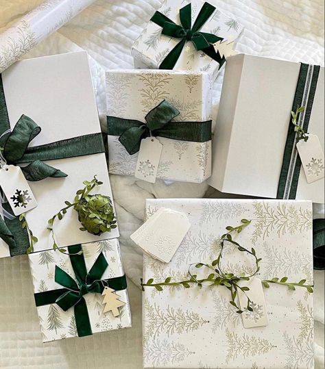 White Box Gift Wrapping, Green And Gold Christmas Wrapping, Green And White Christmas Wrapping, Elegant Christmas Wrapping Paper, White And Gold Wrapping Paper, Green Christmas Gift Wrap, Green Christmas Wrapping Ideas, Christmas Wrapping 2023, Wrapping Paper Theme Christmas