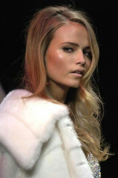 Natasha Natasha Poly Aesthetic, Slavic Models, 2000s Models, 2000 Models, Runway Inspiration, Models 90s, Natasha Poly, Walking Outfits, Pretty Makeup Looks