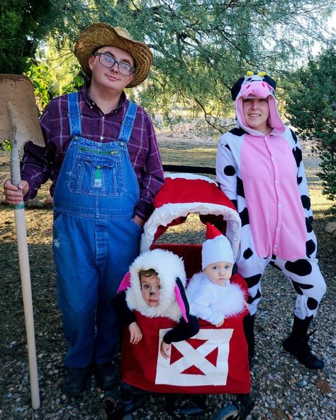 Farm Animals Halloween Costumes, Family Costumes For 4, Farmer Halloween Costume, Farm Costumes, Farmer Halloween, Farm Animal Costumes, Family Costumes Diy, Family Themed Halloween Costumes, Family Halloween Costume