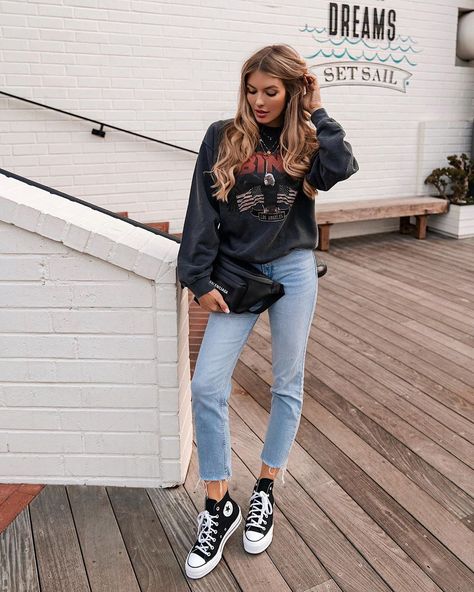 PAULINA KURKA | 📍LA on Instagram: “Werbung One of my most comfortable and favorite outfits at the moment - an oversized sweater and some platform chucks...perfect for some…” Black High Top Converse Outfits, Converse Platform Outfit, High Top Converse Outfit, Outfits With High Tops, Converse Haute, High Tops Outfit, High Top Converse Outfits, Converse Outfits, Converse Outfit