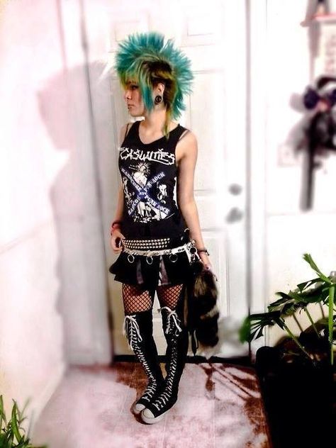 Imagen de punk 80 Goth, Dark Edgy Fashion, Punk Rock Girls, Punk Rock Girl, Punk Culture, Girl Punk, Rock Girl, Scene Fashion, Punk Girl