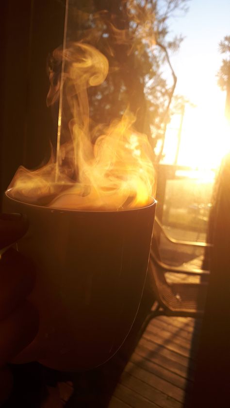 Warm Coffee Aesthetic, Morning Sunlight Aesthetic, Coffee And Rain Aesthetic, Rainy Day Coffee Aesthetic, Rainy Coffee, Sunrise And Coffee Aesthetic, Cafe Frases, Early Morning Aesthetic Sunrise, Low Key Photography