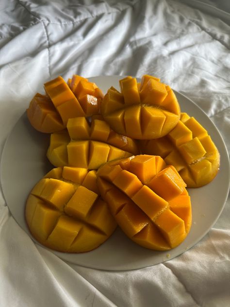 Aesthetic white background with a pate filled with halfed and cut mangos! Mango Slices, Mango Aesthetic, Food Therapy, Healthy Food Motivation, Love Eat, Food Obsession, Clean Recipes, Food Cravings, Pretty Food