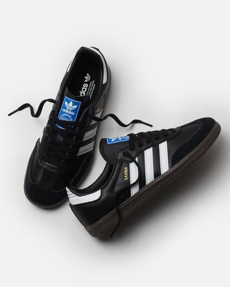 Born on the soccer field, the Samba is a timeless icon of street style. These shoes stay true to their legacy with a soft leather upper and suede overlays. Adidas Samba Og Black, Samba Black, Shoes List, Mens Shorts Outfits, Adidas Samba Og, Ni Idea, Shoes Outfit Fashion, Ootd Inspo, Shorts Outfits