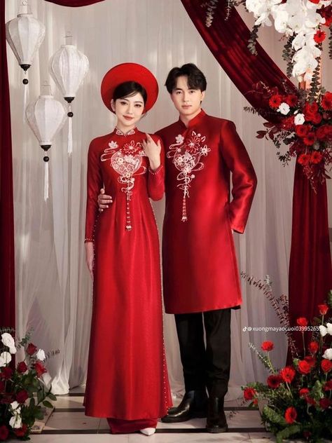 Viet Wedding, Chinese Wedding Outfits, Prewed Casual, Ao Dai Red, Vivienne Westwood Wedding Dress, Wedding Ao Dai, Vivienne Westwood Wedding, Chinese Wedding Dress Traditional, Bridal Parties Colors