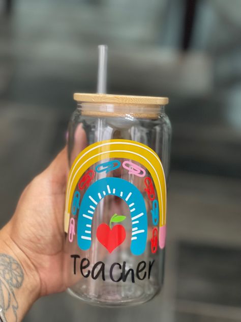 Teacher Glass Cup Ideas, Coffee Cup Crafts, Cute Teacher Gifts, Cricut Baby, Rhinestone Crafts, Teacher Design, Cup Crafts, Happy Teachers Day, Diy Teacher Gifts