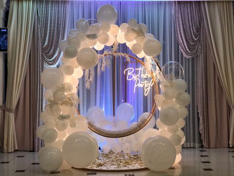 Sweet 16 Luxury Party, Luxury Decoration Party, Boujee Birthday Decorations, 19th Party Decorations, Luxury 18th Birthday Party, Simple Elegant Party Decor, 18th Birthday Elegant Theme, Upscale Birthday Party Decor, Fancy Birthday Decorations