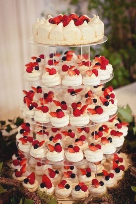 Totally Alternative Wedding Cake Trends for 2017 meringue cake, mini meringue, p...   - Wedding cake - #alternative #Cake #Meringue #Mini #Totally #Trends #wedding Effortless Pretty, Wedding Cupcakes Rustic, Alternative Wedding Cakes, Wedding Cheesecake, Unusual Wedding Cakes, Mini Meringues, Pavlova Cake, Cheese Wedding Cake, Cake Tower