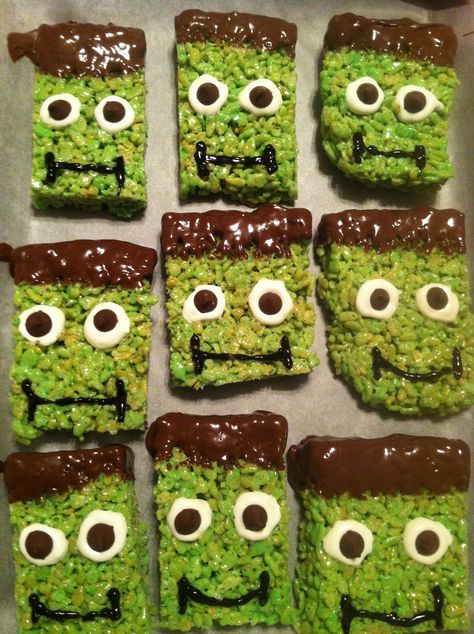 Frankenstein Rice Crispies Postres Halloween, Halloween Fest, Krispy Treats, Rice Krispy, Diy Halloween Decor, Halloween Goodies, Rice Krispie Treats, Rice Krispie, Halloween Snacks