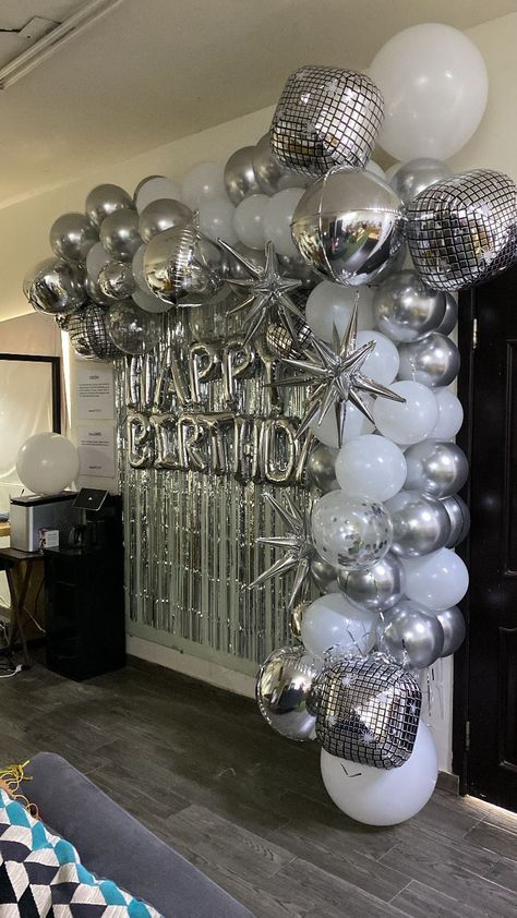 Silver Theme Birthday Party Decoration, Classy Birthday Party Themes, Diamond Birthday Theme, Glitz And Glam Party Theme, New Years Eve Birthday Party, Diamond Theme Party, 17. Geburtstag, Silver Party Decorations, 14th Birthday Cakes