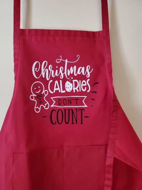 Christmas Aprons Ideas Diy Gifts, Apron Cricut Designs, Cricut Apron Ideas, Christmas Aprons Diy, Cricut Christmas Apron Ideas, Cricut Christmas Aprons, Christmas Aprons Ideas, Christmas Aprons Vinyl, Holiday Aprons For Adults